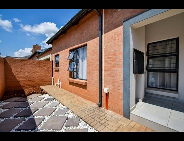 3 BEDROOM TOWNHOUSE FOR SALE IN ANNLIN